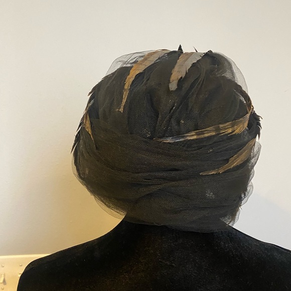 1960s Christian Dior Black Tulle Feather Turban Vintage - Picture 4 of 5